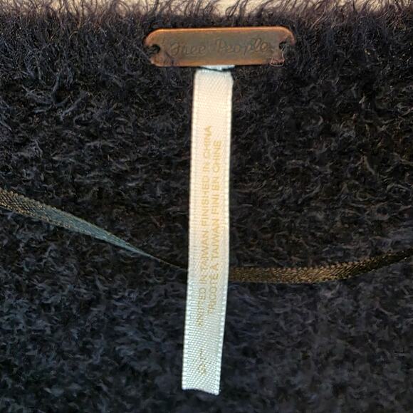 Free People Black Fuzzy Sweater Women’s Large V-Neck Pullover Soft Cozy Knit - Picture 3 of 8